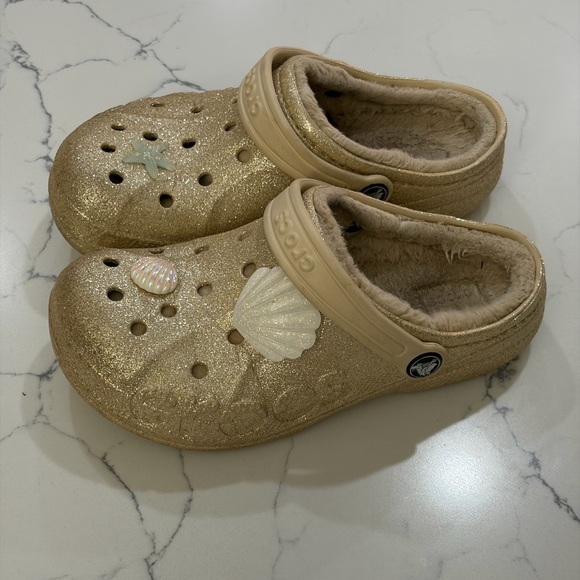 CROCS Kids Gold Glitter Clogs with Sea shell jibbitz size 2(J) - Picture 2 of 6
